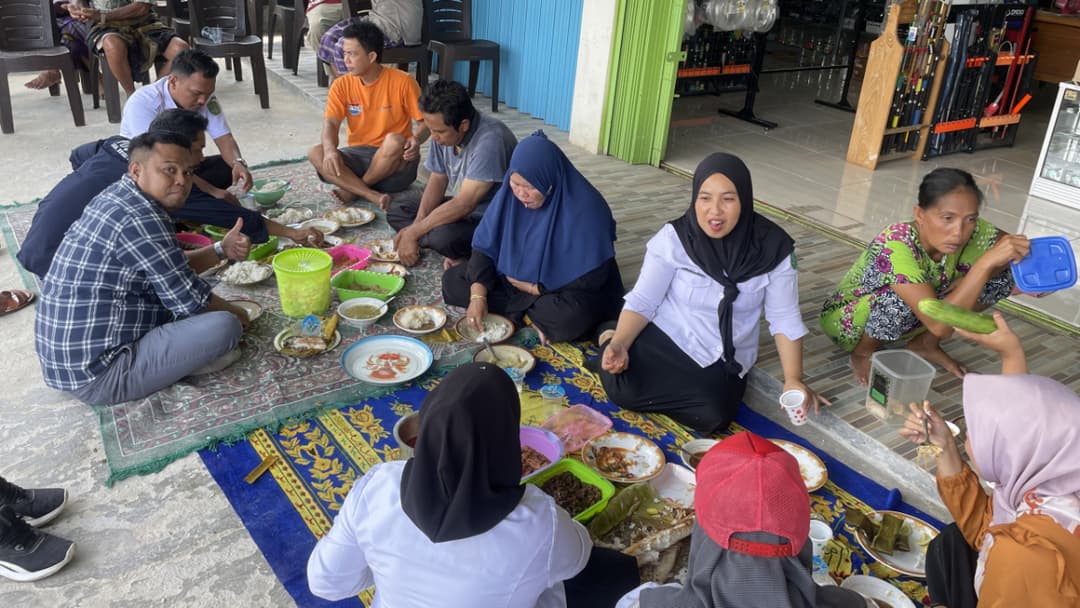 Makkela Kela, Pererat hubungan antar warga