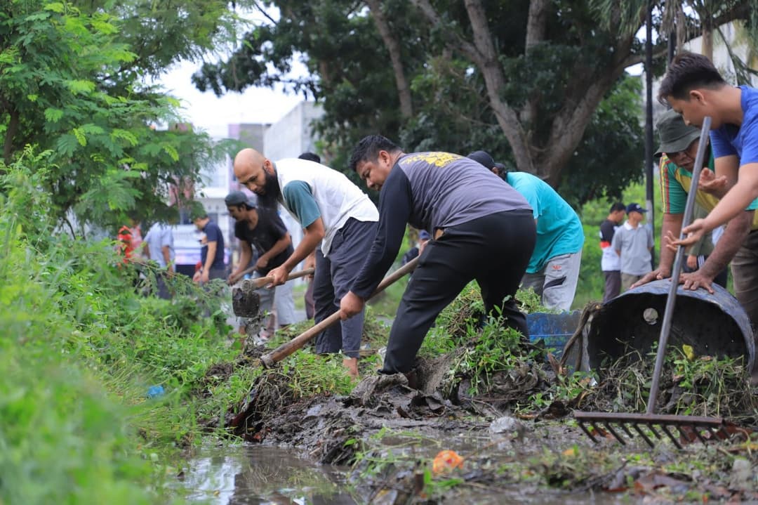Gotong Royong Bersihkan Sungai di Desa Blarang
